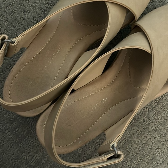 Chinese Laundry Wedges Size 8.5 - Picture 10 of 10